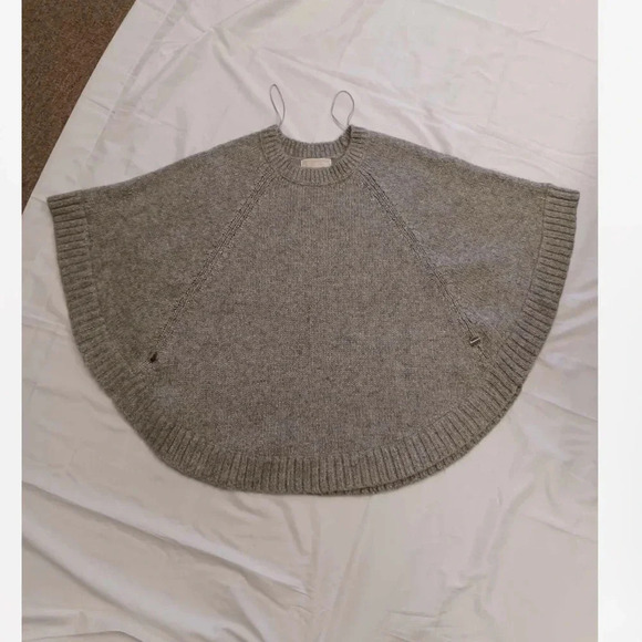 Michael Kors Wool Blend Grey Shimmery Poncho Size Large - Picture 11 of 12